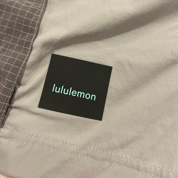 Lululemon Multi-Pocket Cargo High-Rise Hiking Short 5" size 4 - Picture 11 of 15